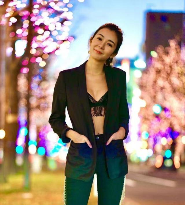 最美孕妈!麦明诗脚踩高跟鞋现身活动,预告巴厘岛旅游将晒泳装照