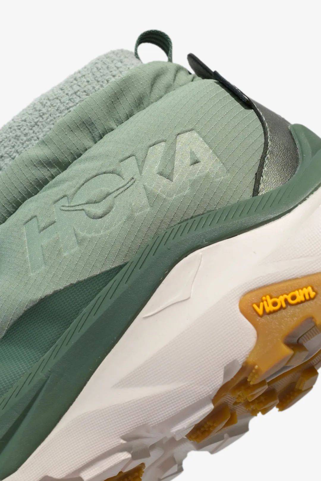 诞生于山脉的 hoka one one® 最初以加厚缓冲鞋底而闻名并因其