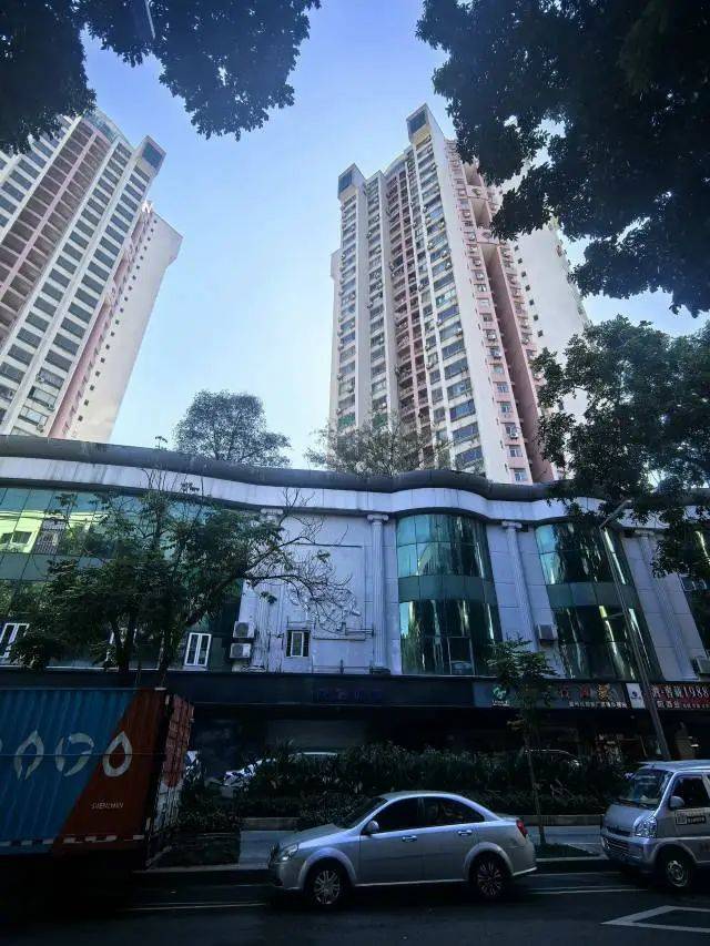 深圳两栋烂尾楼里住了近千人，买房的却不让进？记者实探