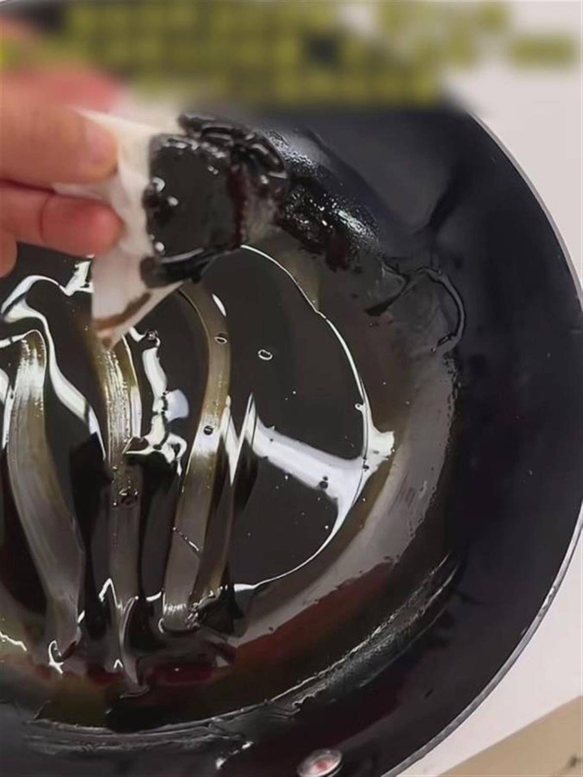 金龙鱼回应"油加热后出现黑色沉淀物":加热过久,高温后的碳化反应