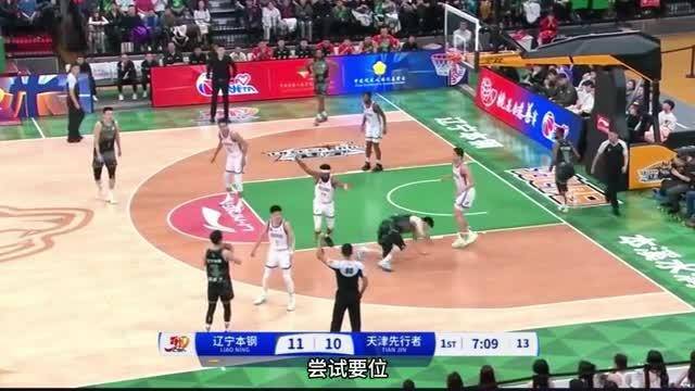有点疼！张镇麟被打脸倒地，连续扣篮惹怒对手，复出战太活跃