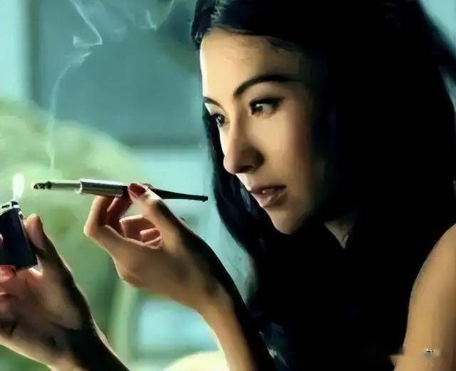 甚至认为她抽烟的样子非常风情万种.