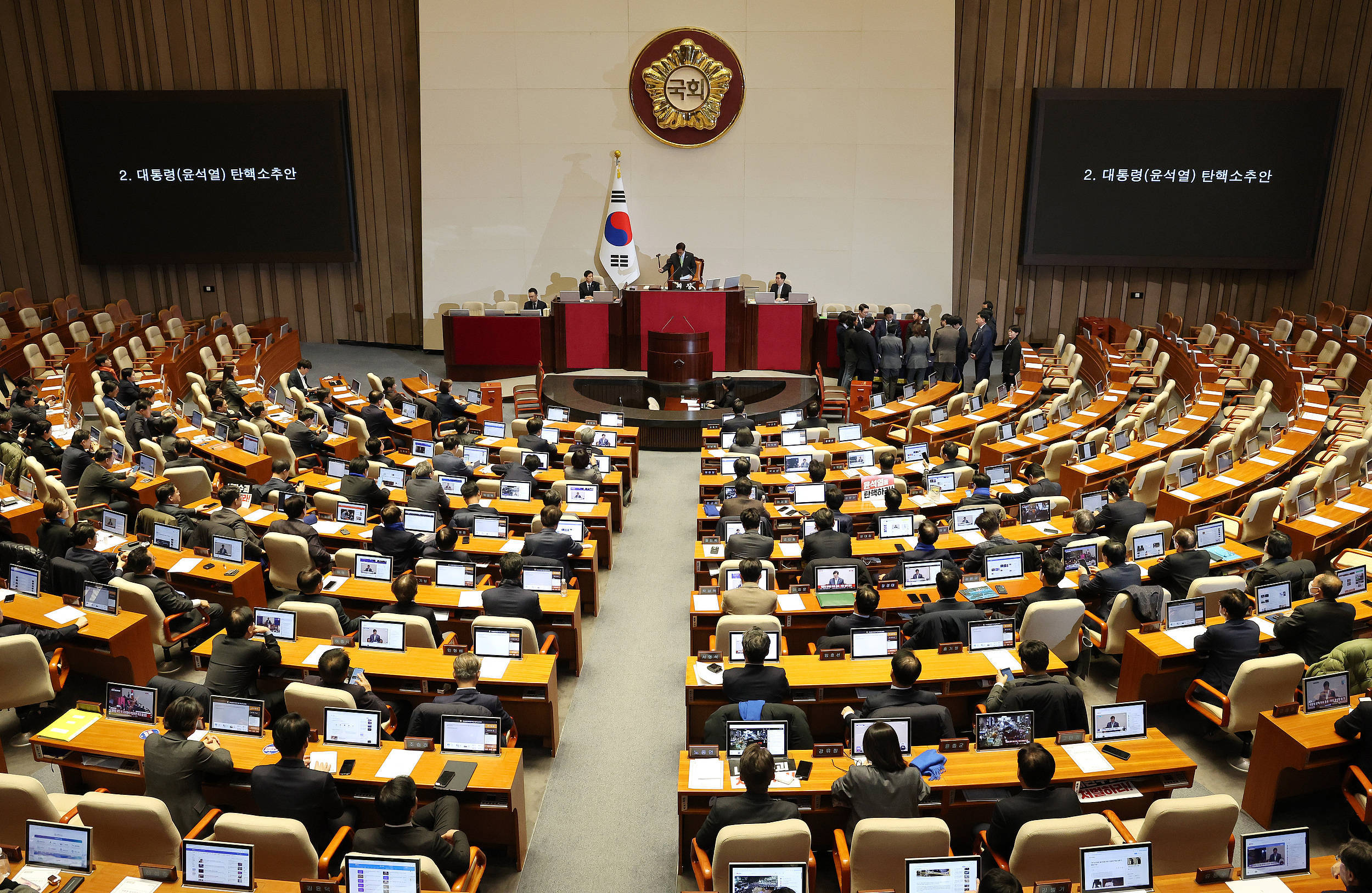 观察|尹锡悦逃过一轮弹劾危机,韩国政局将面临更猛烈"风暴"?