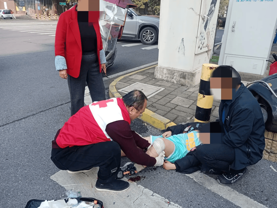 萍乡暖心哥夏云剑再伸援手紧急救助车祸男孩