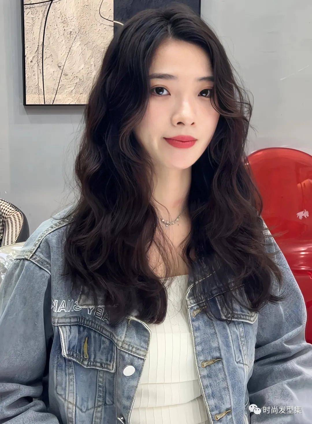 这款发型适合发量较少或者发质较软的女生可以让你的头发更加蓬松有