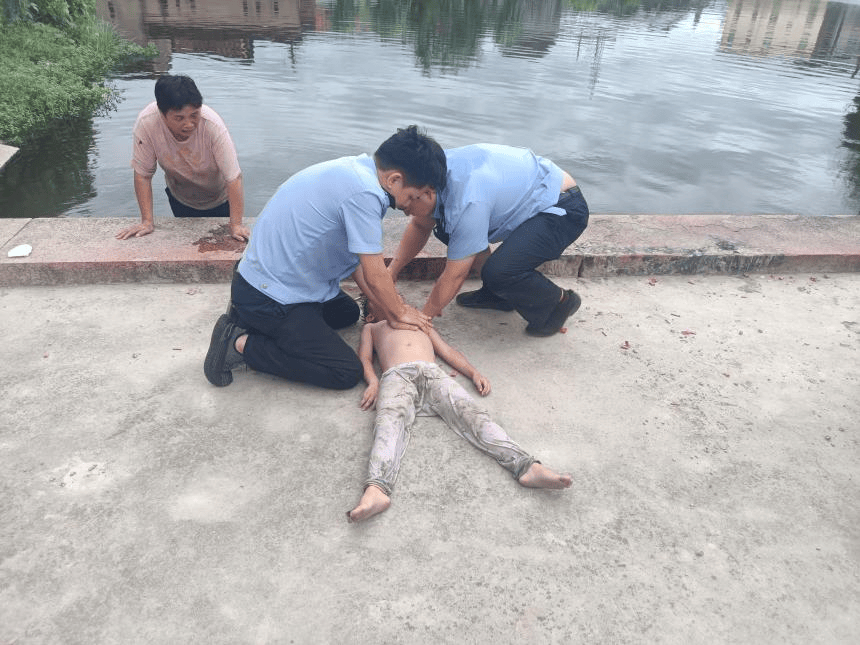 极限救援!民警5分钟抢救溺水男童