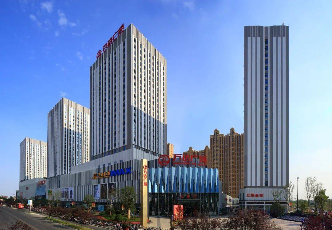 2012年9月22日江阴万达广场隆重开业,一个集吃,喝,玩,乐,购于一体的