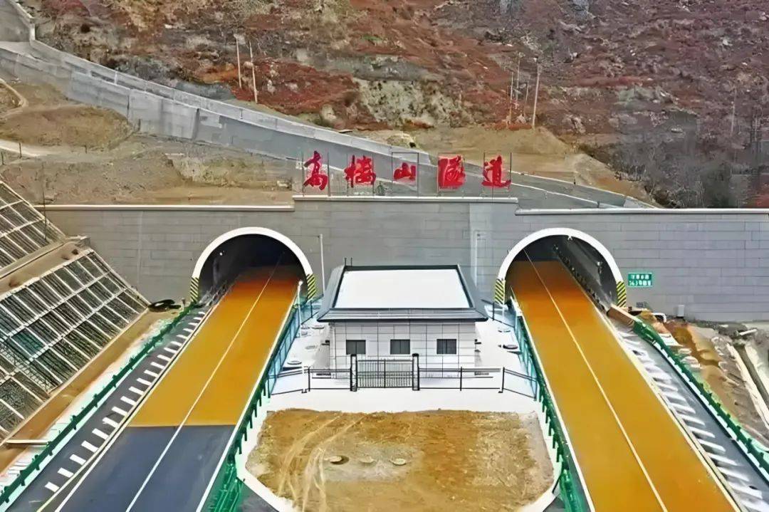 5米,下行线全长12334米,隧道两端的进,出洞门均采用端墙式