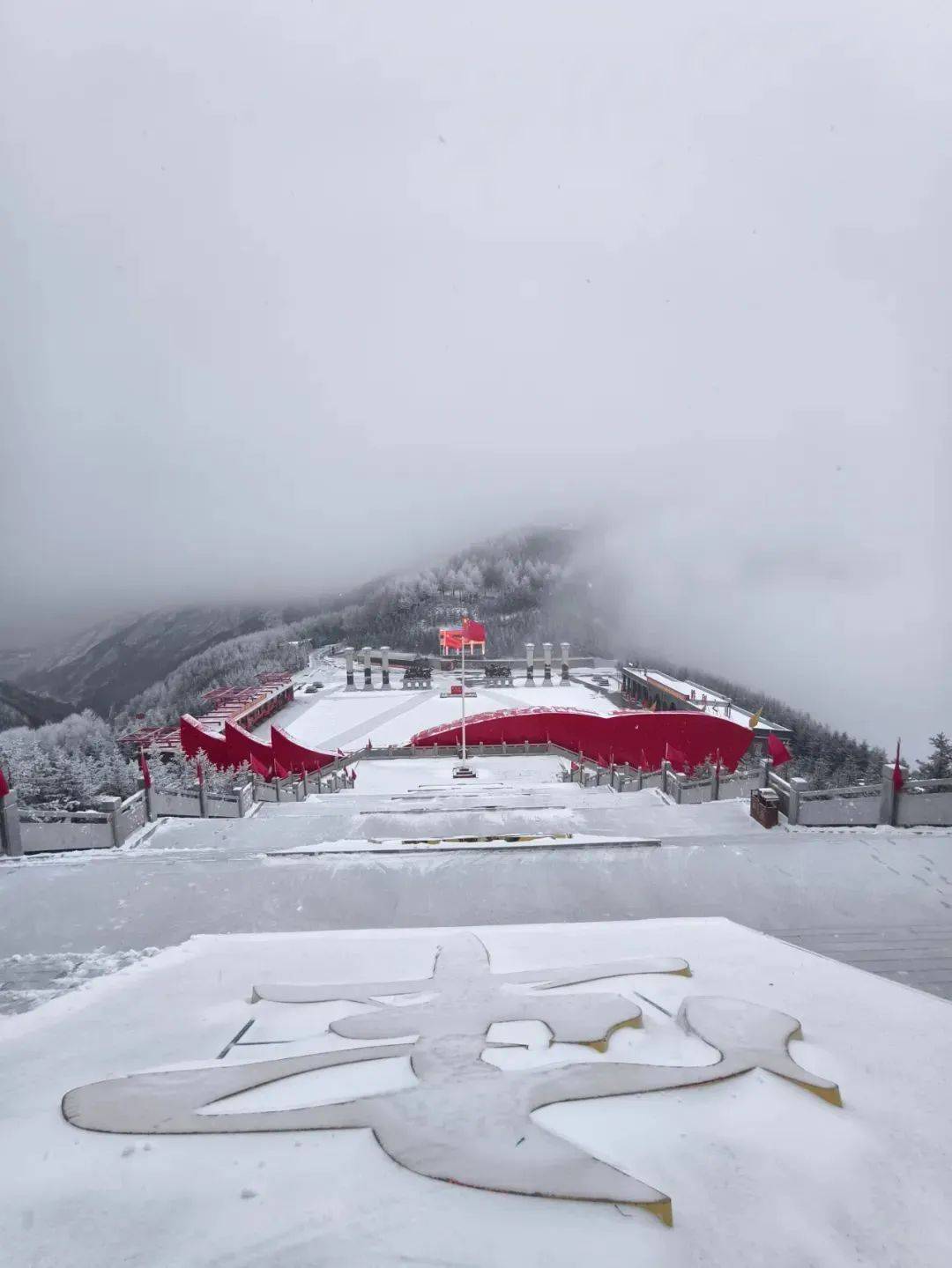 阳山威灵殿雪景图片