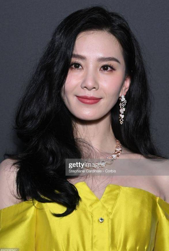 相比于刘诗诗而言,董洁就聪明了很多,不仅不会刻意的画那些浓妆,因为