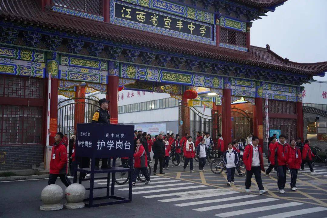 宜丰中学大门口现在成这样了