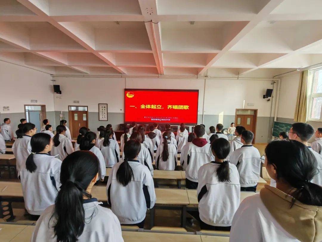 沙湾一中开展 "学法律知识,做守法青年" 主题团日活动