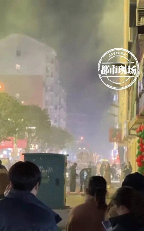 重庆一步行街突发爆炸，浓烟滚滚，路人闻声纷纷逃离？当地回应