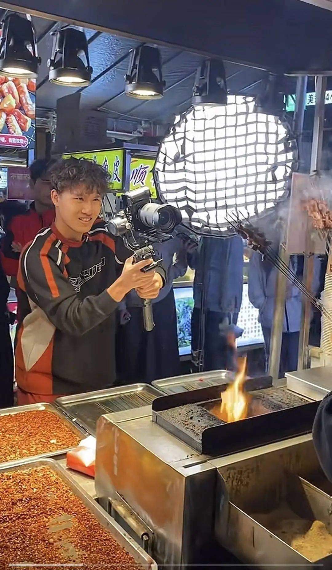 拍摄中的钟善镱他的镜头里夜里卖烤串炒饭烤鸡架锅盔地毯牛排的