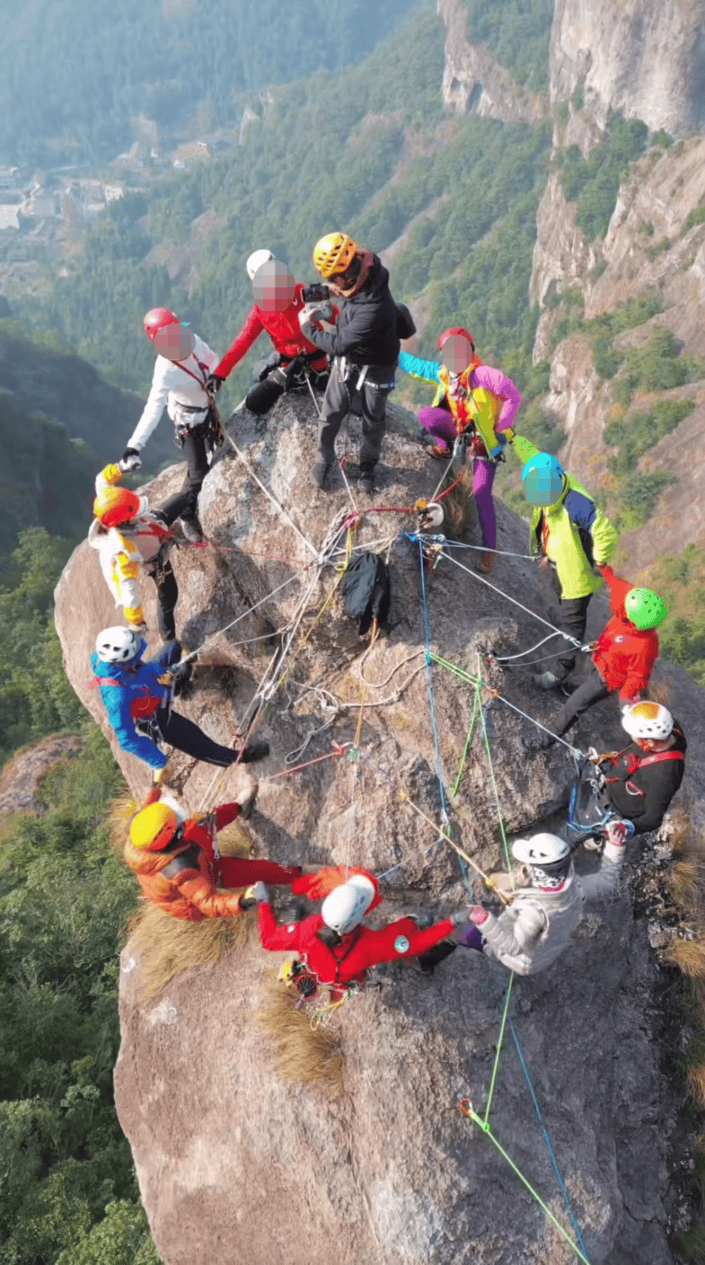 图片[1]-12人“险峰悬崖”上航拍舞动视频！参与者：实际高约28米 -华闻时空