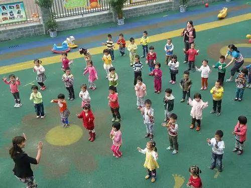 幼儿园律动操_幼儿园早操编排原则_幼儿早操动作变化编排