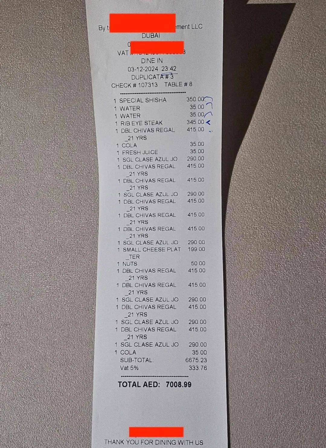 她坚持要去同一家酒吧"完成他们的体验"