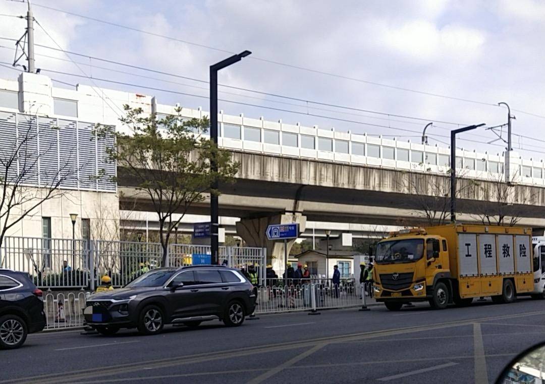 多图直击上海地铁遭塔吊侵入抢修现场：受损列车尚未驶离