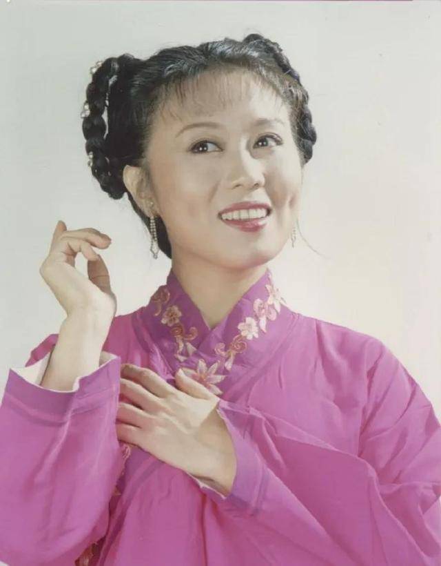他长得帅，演技好，不顾一切娶大15岁妻恩爱至今，没生孩子也幸福