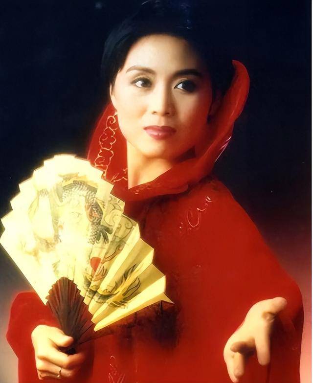他长得帅，演技好，不顾一切娶大15岁妻恩爱至今，没生孩子也幸福