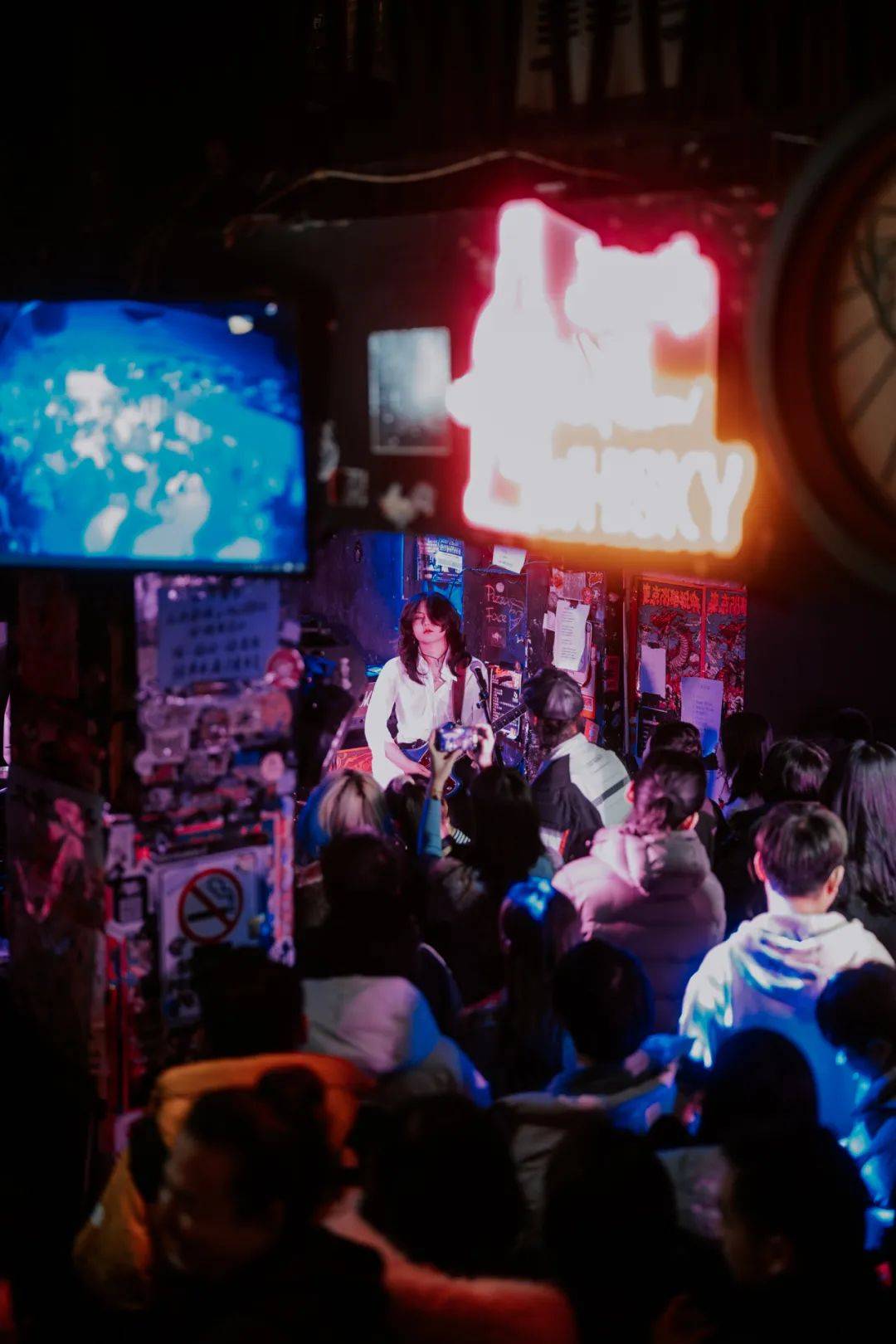 编辑日志|在狂躁的school酒吧,我们结识了一位内敛的插画师