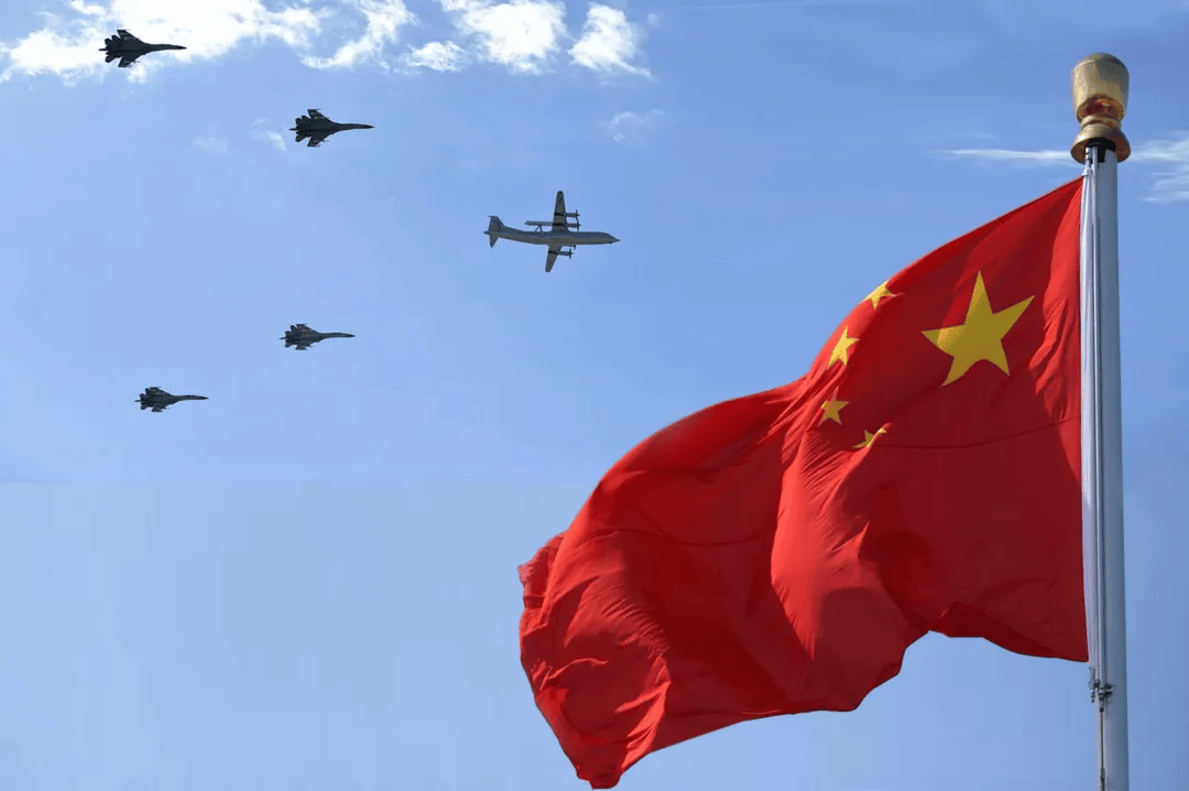 阅兵仪式上,由陕飞自主研制的13型15架运8/运9系列特种飞机组成预警