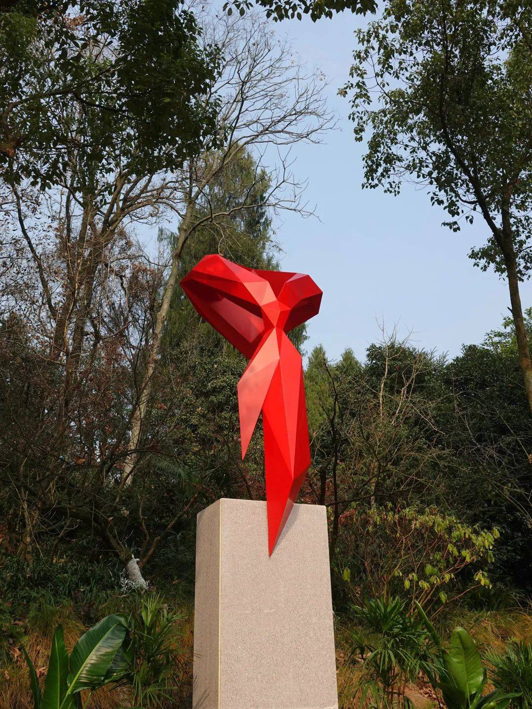 向"红领巾"奉献"红色大礼包"