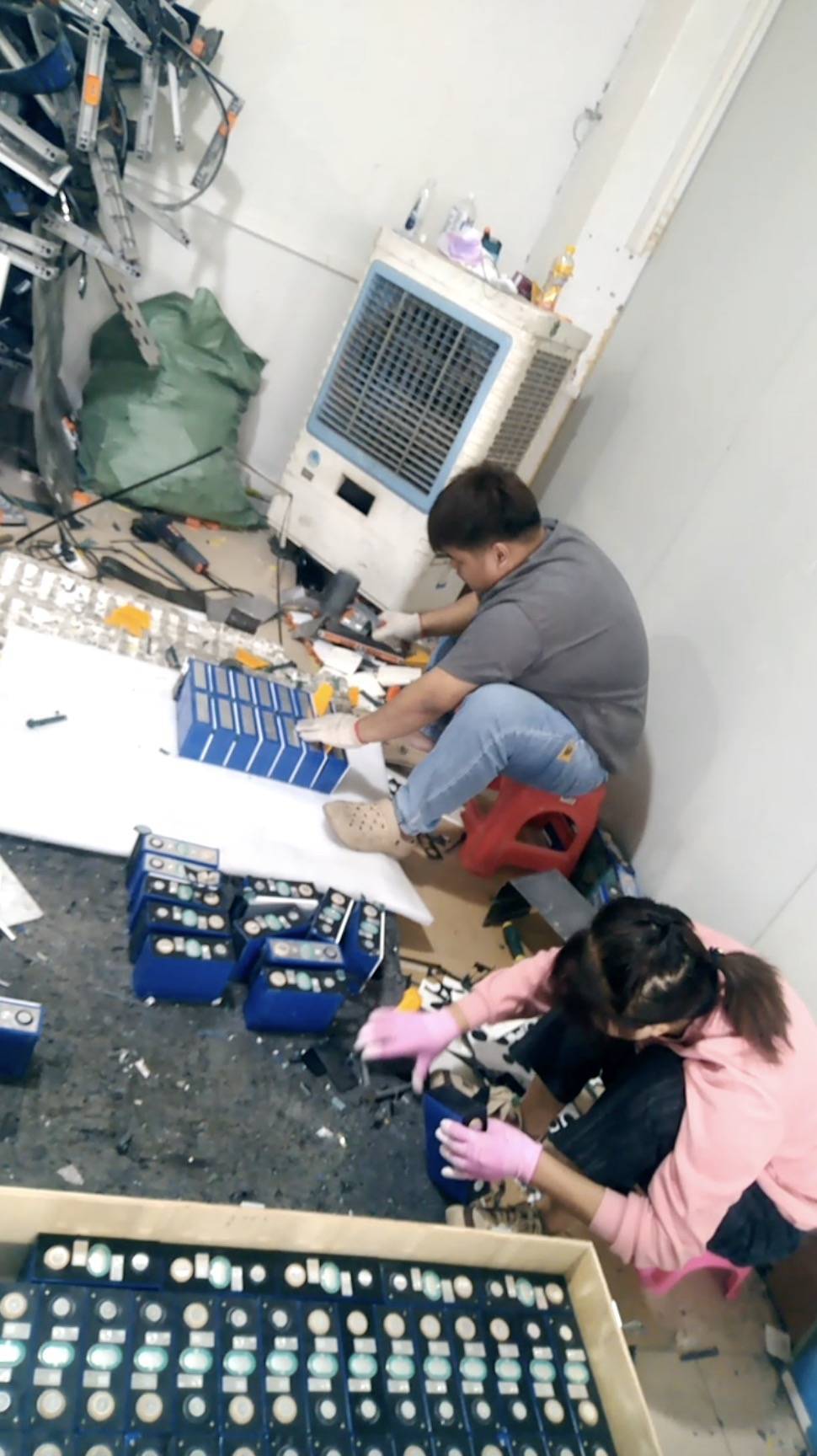 星空体育网址“危险的动力电池拆解作坊”续：河南新乡召开专题会安排调查整改工作(图2)