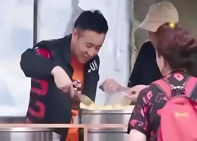 “视帝”于和伟！爆红后回家帮三哥卖包子？人气背后尽显人生百味