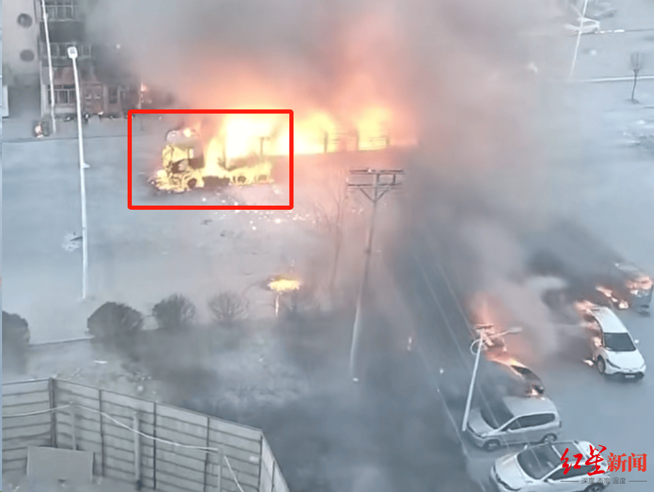 遼寧營(yíng)口一車輛起火爆炸，周邊多車被引燃 當(dāng)?shù)兀合递d有可燃物車輛發(fā)生自燃