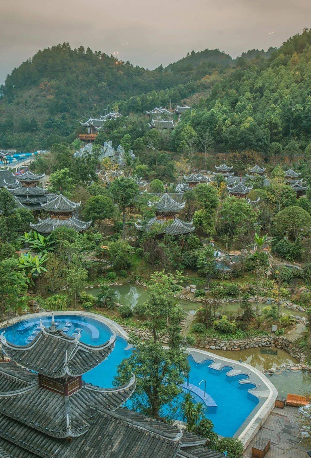 贵州有一个温泉,是国内罕见的氡硫温泉,被誉为"苗疆圣水"