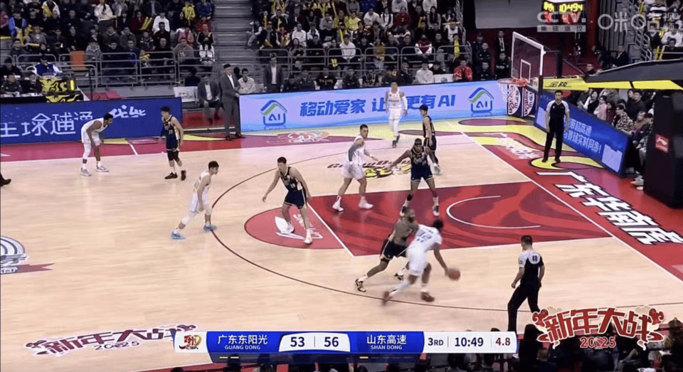 末节陷入“黑色十分钟”，山东男篮93：98不敌广东遭复仇
