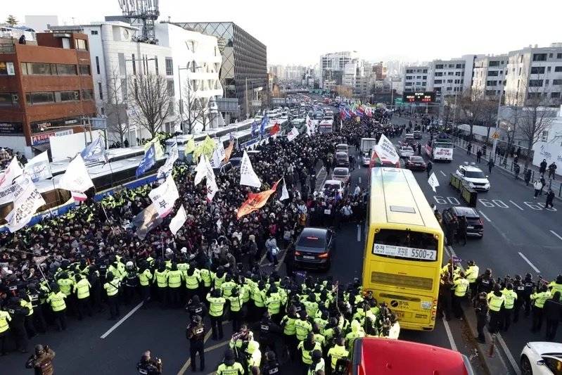 “守护尹锡悦最后的战士”，究竟是何方神圣？