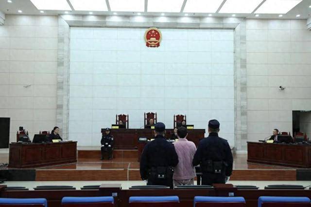 多次向医院院长、副院长行贿共计2500余万元，李某某被判有期徒刑十年