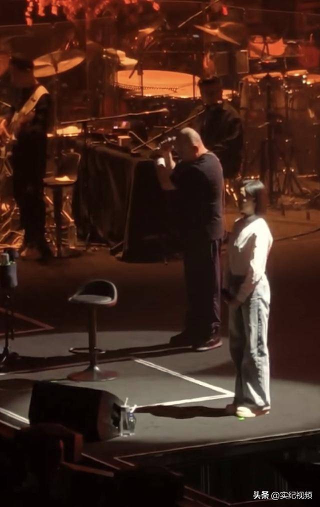 周煜琦曝刀郎北京演唱会吃火锅,全场消费徐子尧负责,理由很逗 周煜琦曝刀郎北京演唱会吃火锅,全场消费徐子尧负责,理由很逗