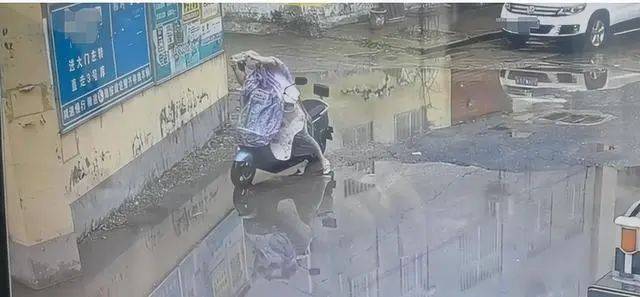 女子墙下“上班打卡”，挖掘机撞倒围墙致其身亡！多方回应