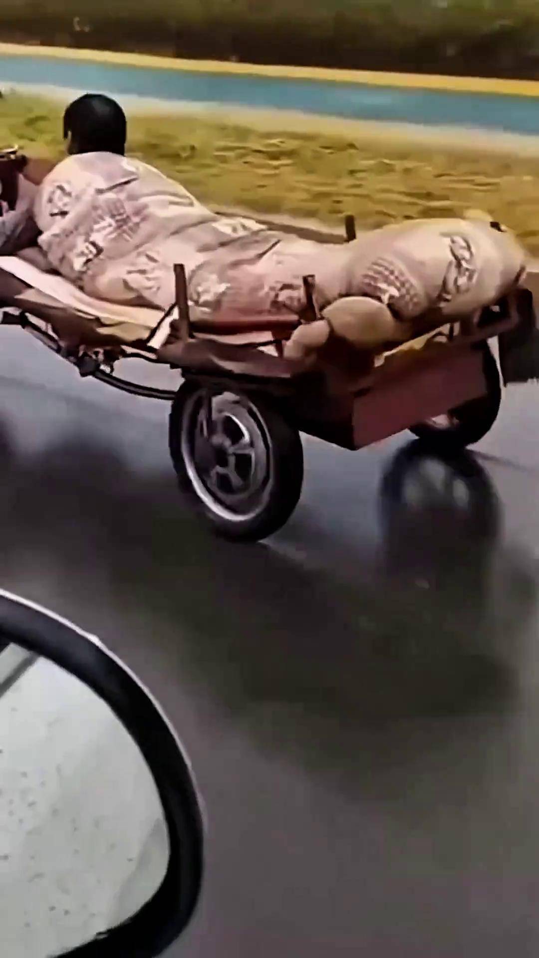 搞笑 生活 上热门 大爷设计的摩托车
