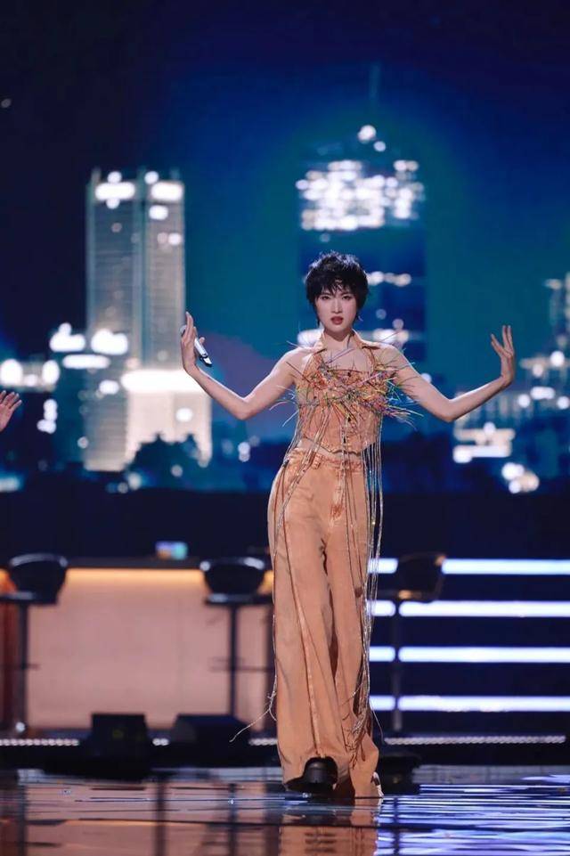 看到7年亏32亿的富家女才明白:任正非让姚安娜进娱乐圈的苦心! 看到7年亏32亿的富家女才明白:任正非让姚安娜进娱乐圈的苦心!