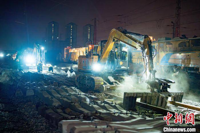 湘桂鐵路廣西柳州至黎塘區(qū)段近10萬根新軌枕“上崗”