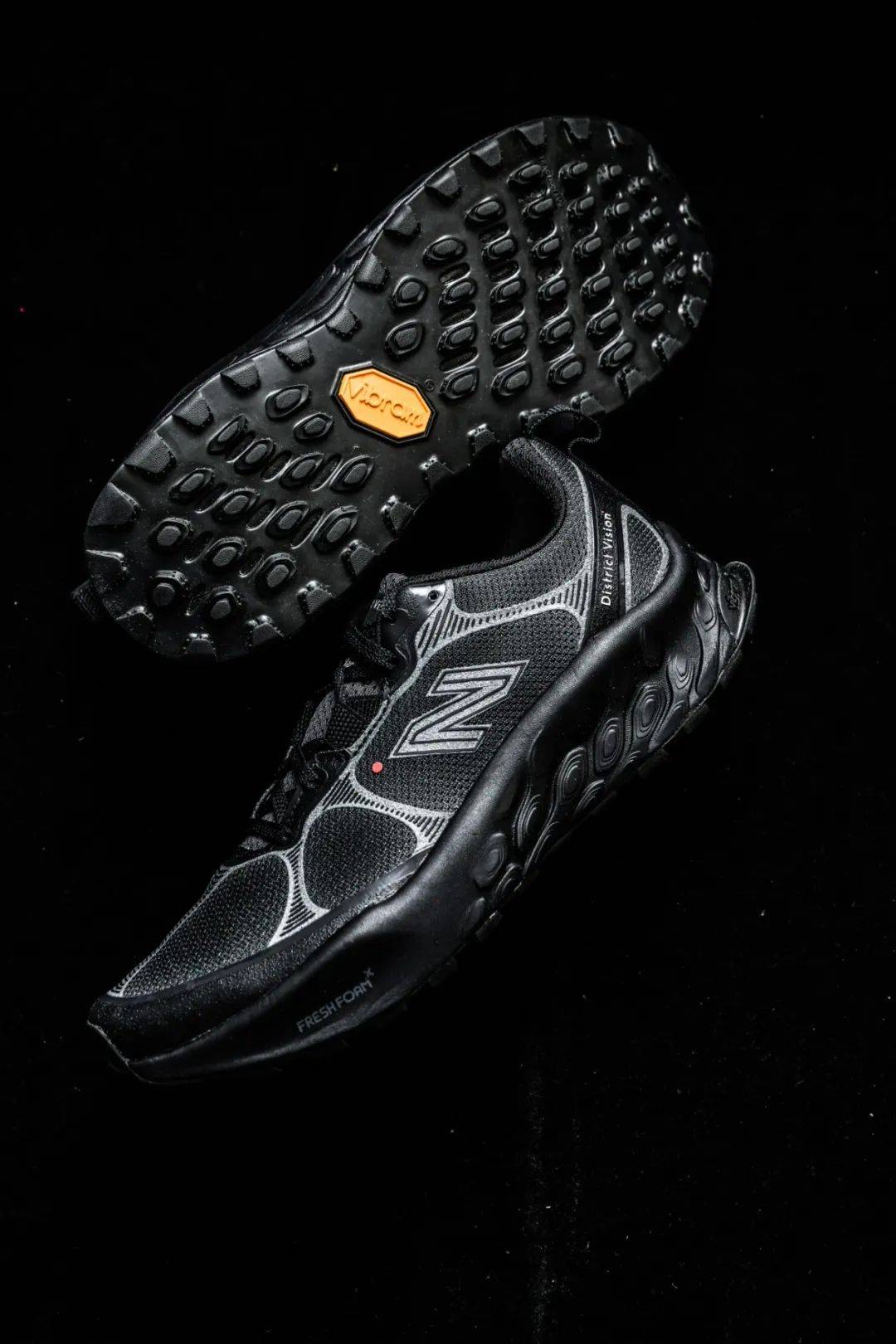 中底和透气网眼鞋面相结合带来轻便舒适的穿着体验而 vibram®