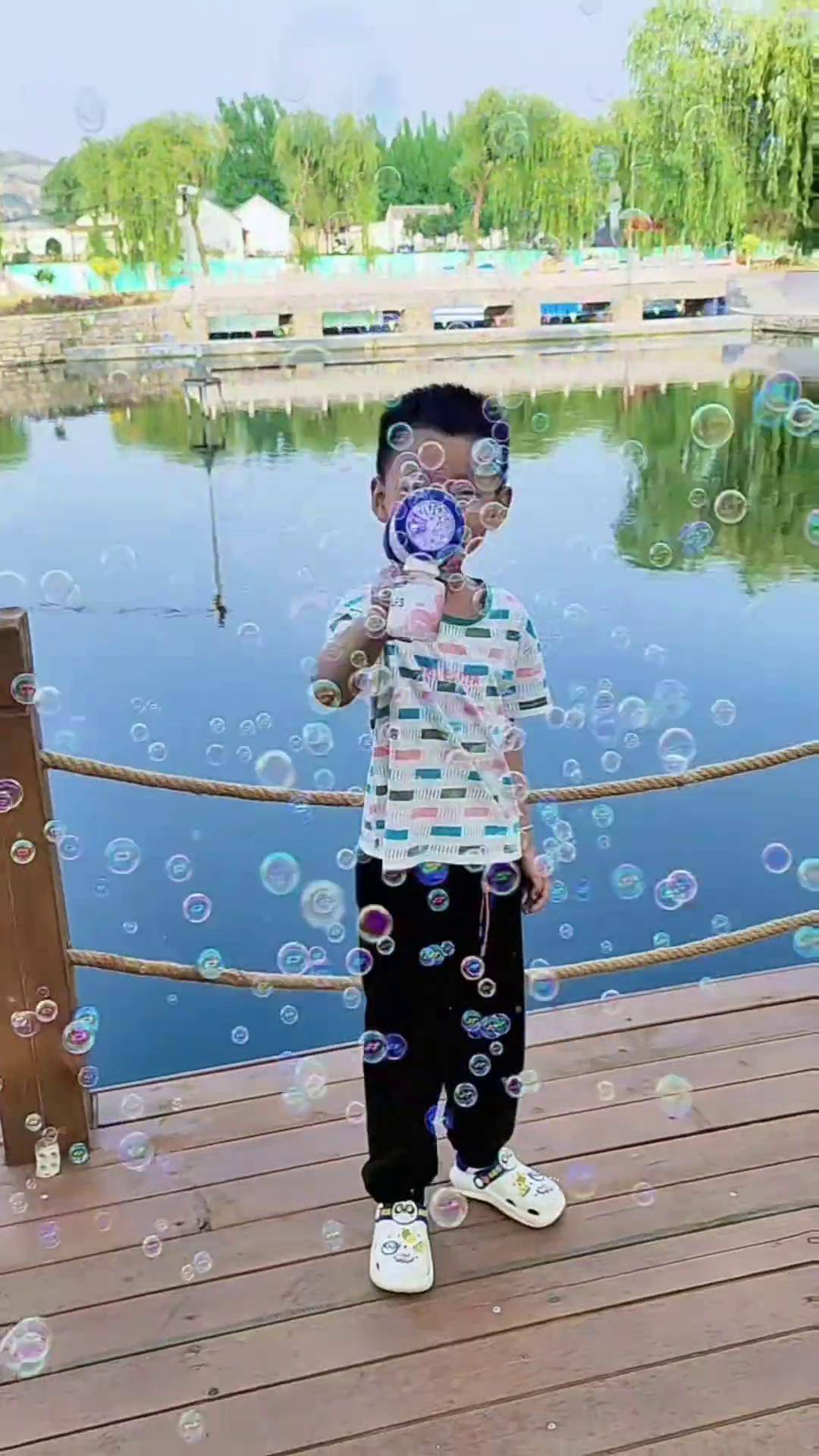 一起吹泡泡 周末陪孩子出去玩,怎么能少的了泡泡机 ,无忧无虑的年龄