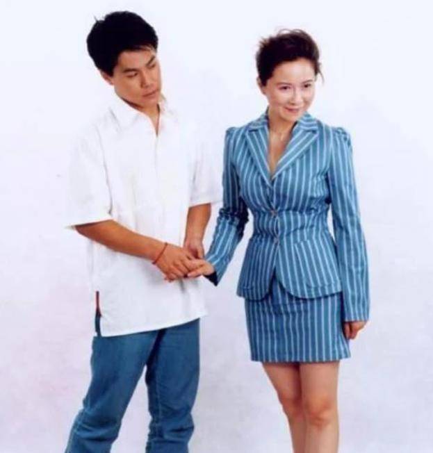他本是青年导演,却为了蔡明甘愿做家庭主夫,如今儿子成著名编剧