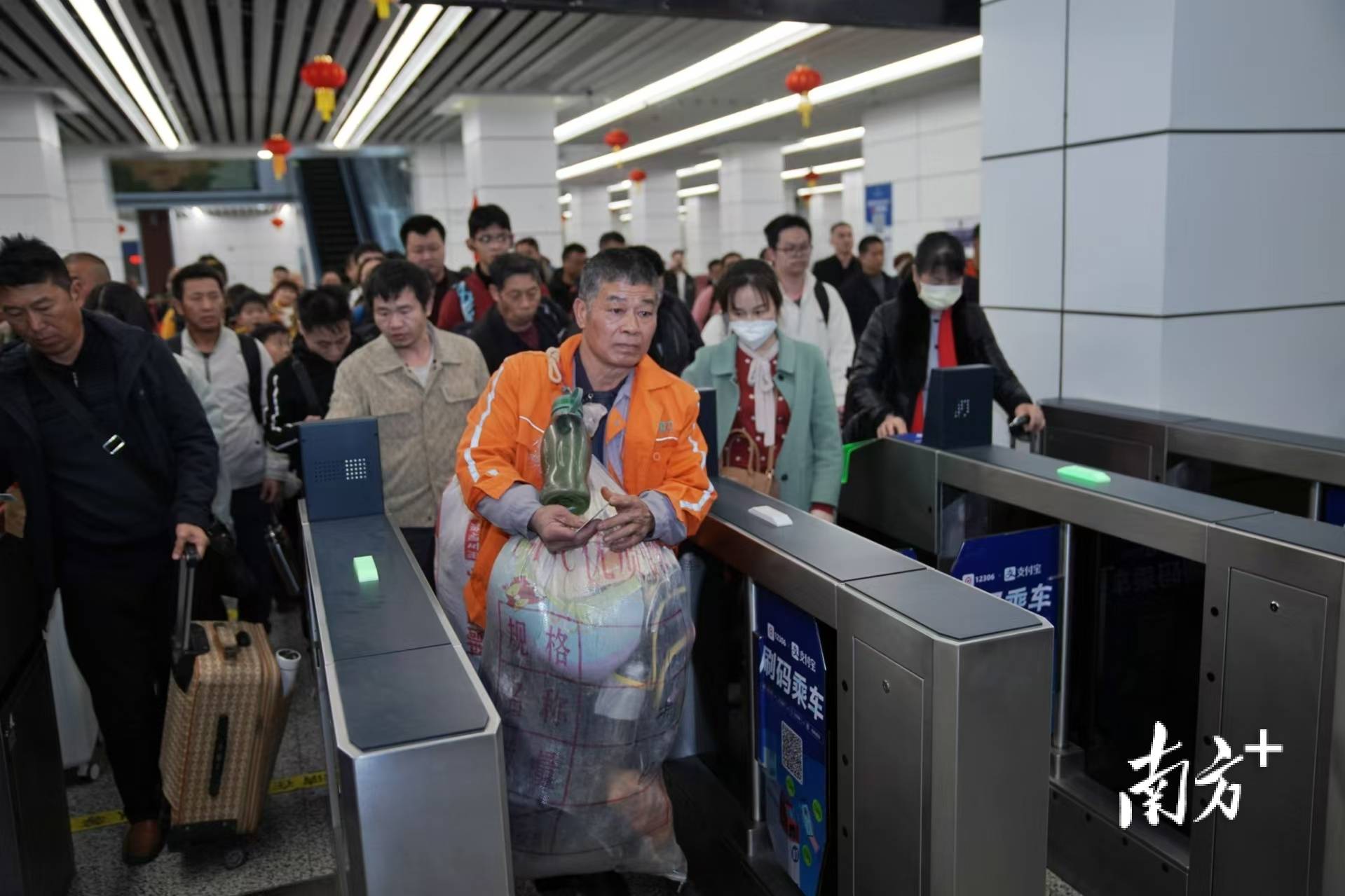 “过完年回来继续赚钱！”2025年广东春运首趟列车今日凌晨发出