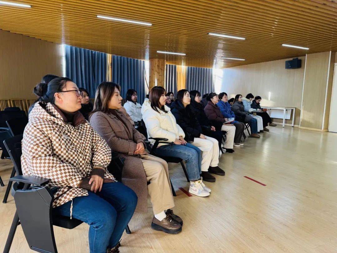 儿童视角幼儿园班级环境创设_日常物品融入教室环境_幼儿园室内环境布置图片