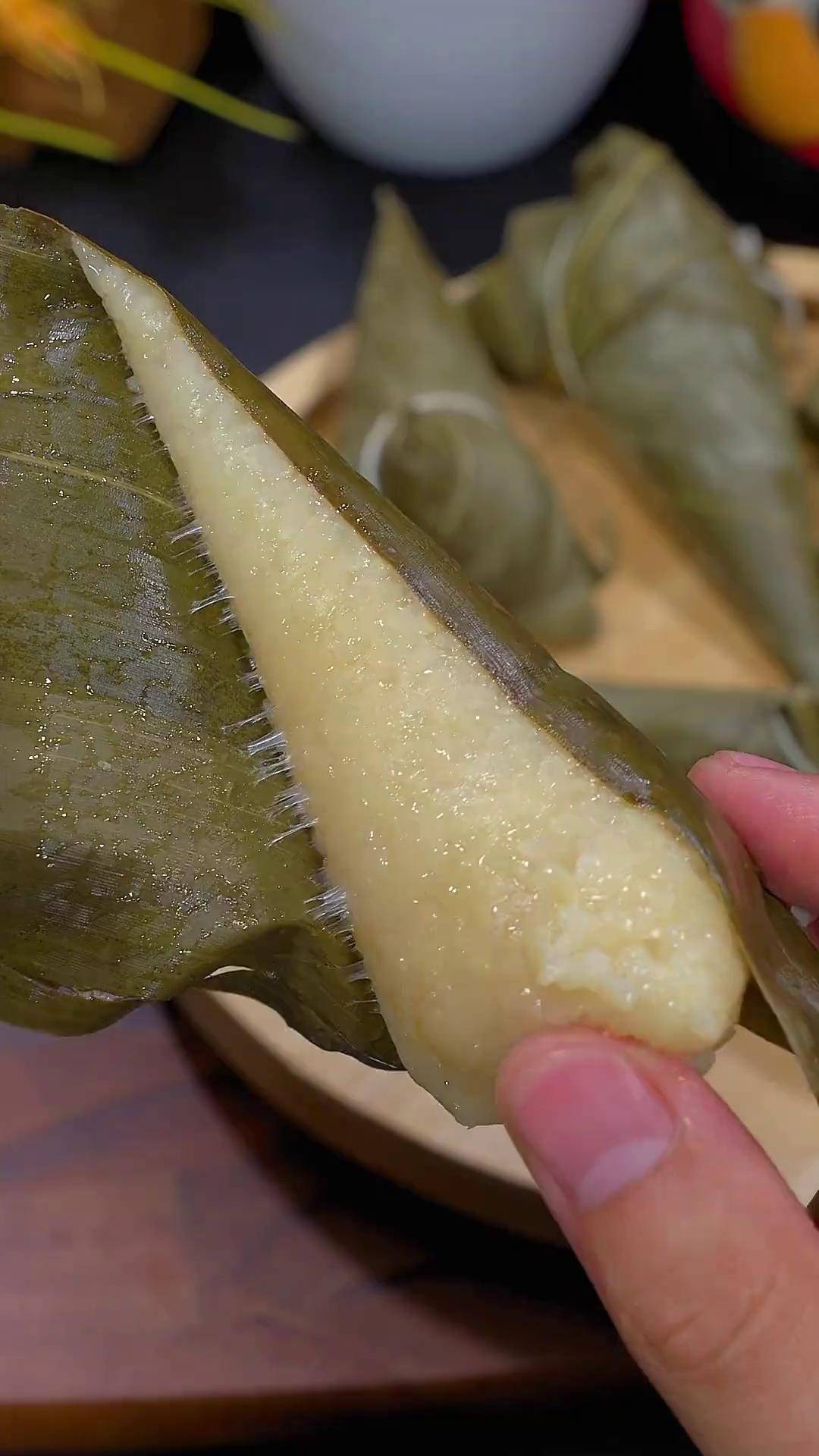 这种糯米清水粽你们吃过吗?软糯清香,蘸红糖和白糖都特别好吃!