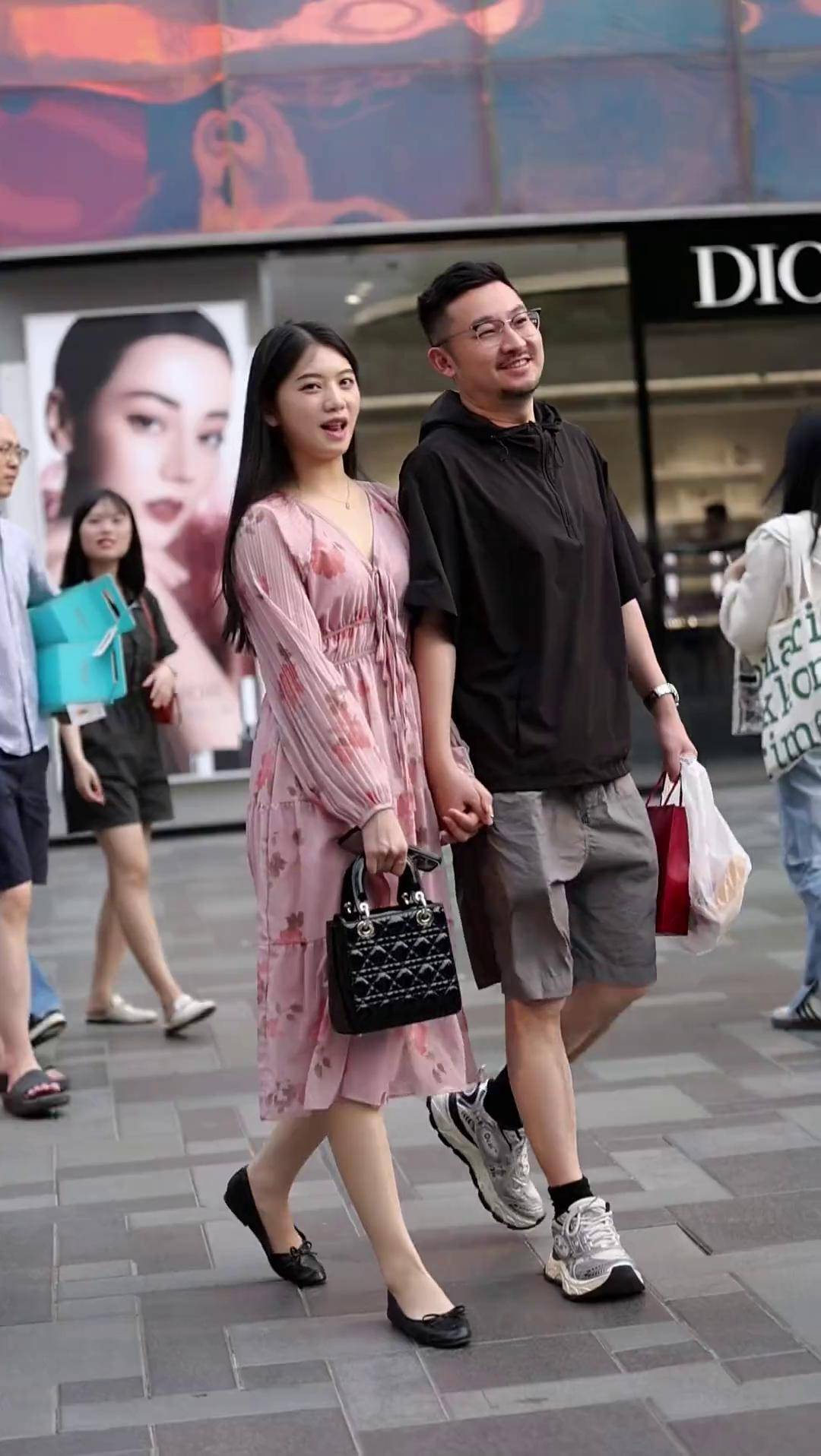 你掌心的温度不高,却足以温暖我街拍穿搭 街拍情侣 情侣日常 街拍穿搭