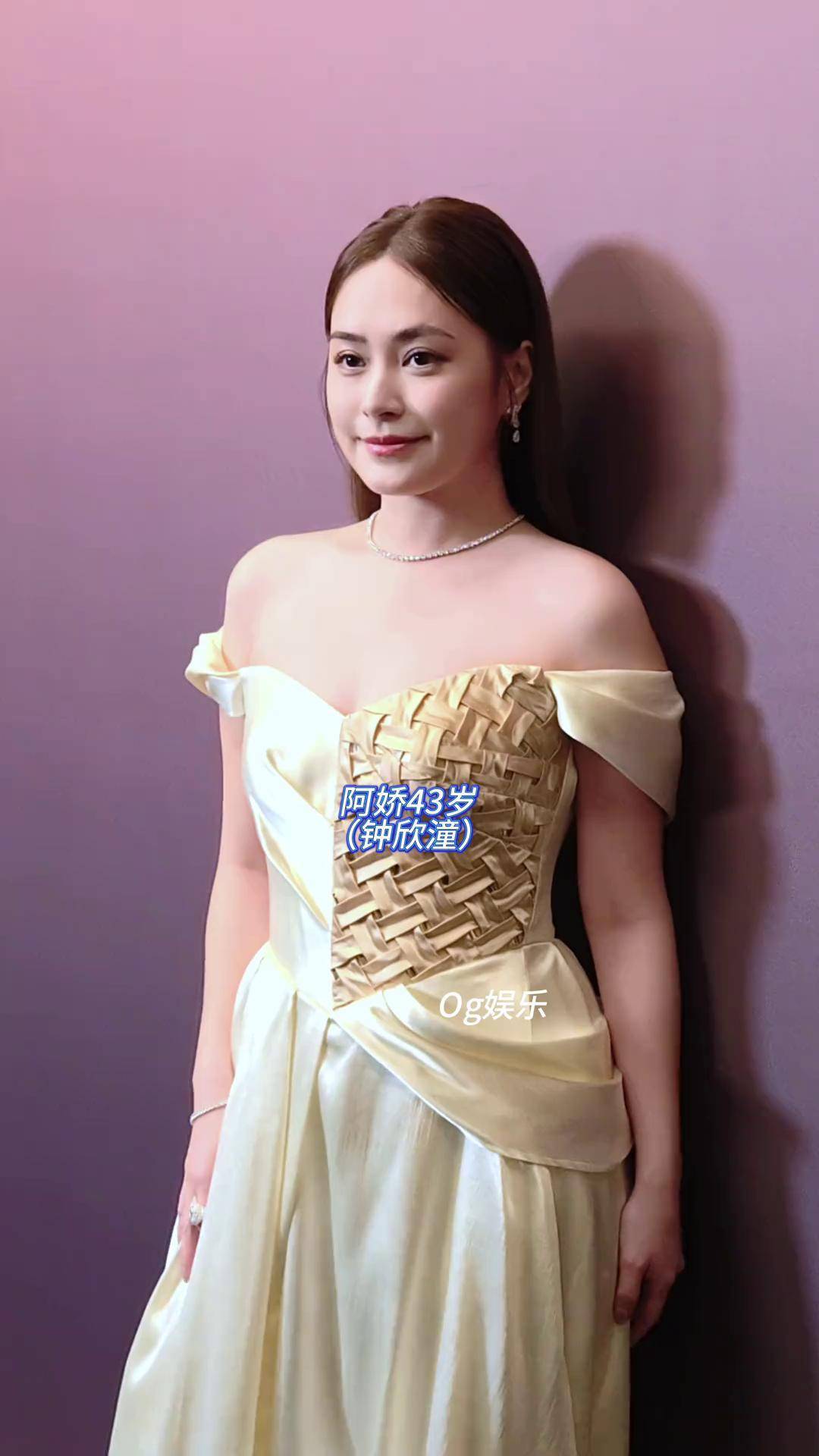 43岁的钟欣潼 出席戴比尔斯高级珠宝 活动 阿娇香槟色抹胸长裙造型 好