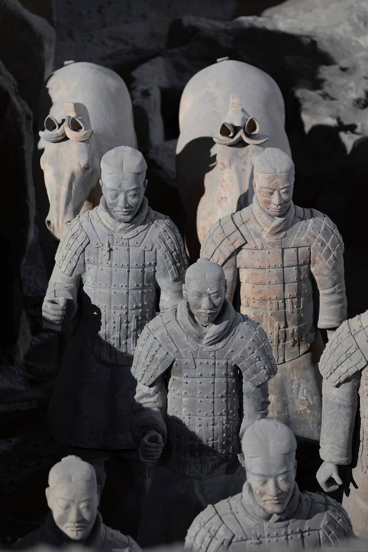 秦始皇兵马俑简介，千年古墓中的军事盛宴，震撼世界的泥土奇迹！_文化_中国_秦朝