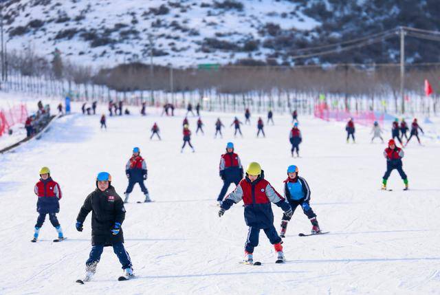 开云体育下载新春走基层｜从最高处到最广处——当大众滑雪场有了国家队教练