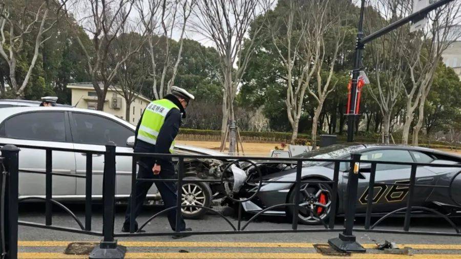 事發(fā)上海！一轎車突然沖入逆向車道，徑直撞上蘭博基尼